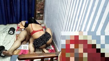 LA FEMME PAKISTANAISE AVEC SON PETIT AMI À LHÔTEL, SEINS SEXY - 13 image