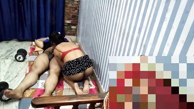 LA FEMME PAKISTANAISE AVEC SON PETIT AMI À LHÔTEL, SEINS SEXY - 3 image