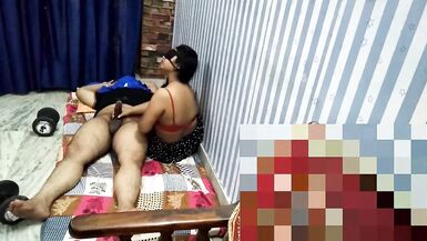 LA FEMME PAKISTANAISE AVEC SON PETIT AMI À LHÔTEL, SEINS SEXY - 6 image