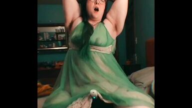 Doux et sucré : Monter sur laigle et jouir avec ma baguette magique Hitachi