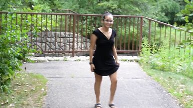 La femme de lAmateur Sexy se fait sucer sur le banc dun parc par une femme mixte dans un parc très fréquenté. - 2 image