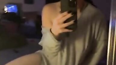 Hot MILF reibt und fingert sich selbst, während sie im Spiegel Hot Loud Moaning Extremely Wet Pussy beobachtet - 10 image