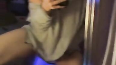 Hot MILF reibt und fingert sich selbst, während sie im Spiegel Hot Loud Moaning Extremely Wet Pussy beobachtet - 11 image