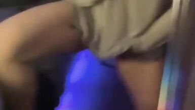 Hot MILF reibt und fingert sich selbst, während sie im Spiegel Hot Loud Moaning Extremely Wet Pussy beobachtet - 12 image