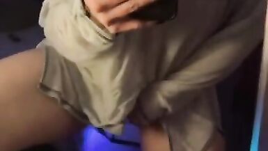 Hot MILF reibt und fingert sich selbst, während sie im Spiegel Hot Loud Moaning Extremely Wet Pussy beobachtet - 14 image