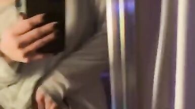 Hot MILF reibt und fingert sich selbst, während sie im Spiegel Hot Loud Moaning Extremely Wet Pussy beobachtet - 15 image