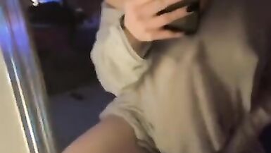 Hot MILF reibt und fingert sich selbst, während sie im Spiegel Hot Loud Moaning Extremely Wet Pussy beobachtet - 2 image