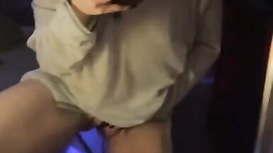 Hot MILF reibt und fingert sich selbst, während sie im Spiegel Hot Loud Moaning Extremely Wet Pussy beobachtet - 4 image