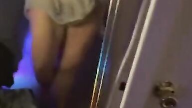 Hot MILF reibt und fingert sich selbst, während sie im Spiegel Hot Loud Moaning Extremely Wet Pussy beobachtet - 6 image