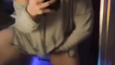 Hot MILF reibt und fingert sich selbst, während sie im Spiegel Hot Loud Moaning Extremely Wet Pussy beobachtet - 7 image