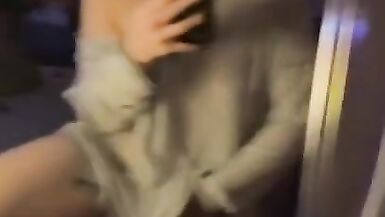 Hot MILF reibt und fingert sich selbst, während sie im Spiegel Hot Loud Moaning Extremely Wet Pussy beobachtet - 8 image