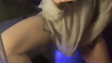 Hot MILF reibt und fingert sich selbst, während sie im Spiegel Hot Loud Moaning Extremely Wet Pussy beobachtet - 9 image