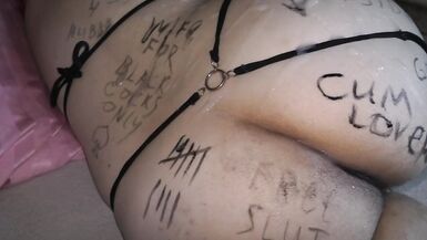 Le mari cocu nettoie sa femme couverte de sperme après un gangbang !