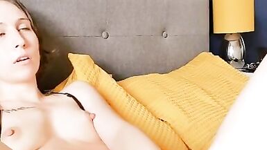 Tiny MILF benutzt ihren riesigen 6-Zoll-Dildo, während alle zu Hause sind! - 14 image