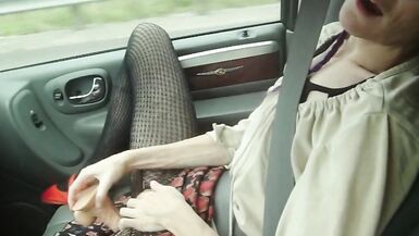 Une femme coquine qui pisse dans sa voiture