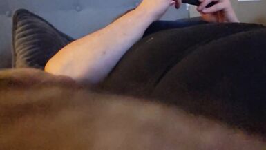 Mulher BBW bate uma punheta ao marido enquanto ele cheira os pés dela - 8 image