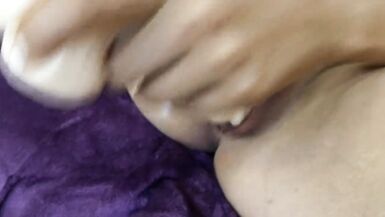 HEISSE MILF SPIELT MIT IHREM RIESIGEN DILDO - 11 image