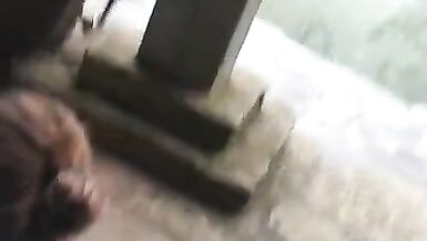 Utiliser la chapelle extérieure du parc pour se protéger de la pluie