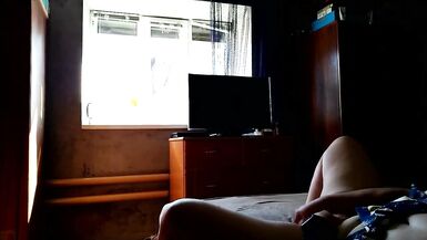 La femme sencule pour le laveur de vitres