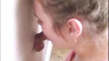 La femme suce la bite et le trou de la gloire et avale pendant que son mari enregistre.