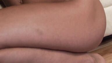 La MILF blonde aux seins naturels est une pro de la succion. - 2 image