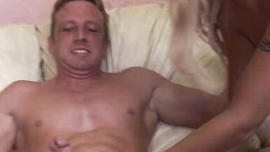 La MILF blonde aux seins naturels est une pro de la succion. - 5 image