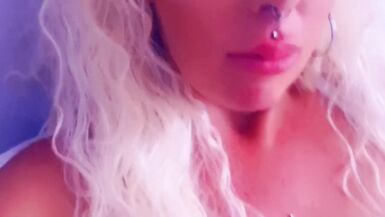 Bikini bionda MILF diteggiatura me stesso - 7 image