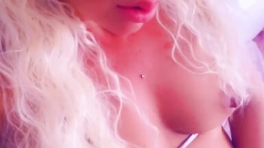 Bikini bionda MILF diteggiatura me stesso - 8 image