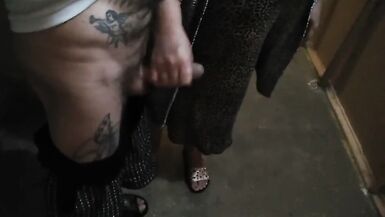 uma rapariga bate uma punheta ao meu pau na entrada - 12 image