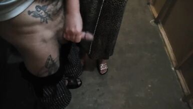 uma rapariga bate uma punheta ao meu pau na entrada - 14 image