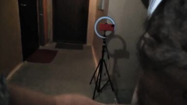 uma rapariga bate uma punheta ao meu pau na entrada - 2 image