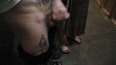 uma rapariga bate uma punheta ao meu pau na entrada - 4 image