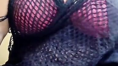 Sexy MILF Indian Bhabi Honey kühlt ihre heißen Brüste ab - 1 image