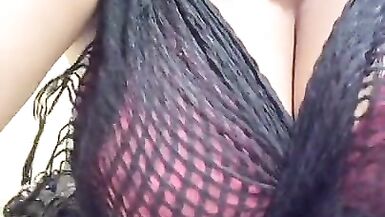 Sexy MILF Indian Bhabi Honey kühlt ihre heißen Brüste ab - 2 image