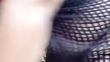 Sexy MILF Indian Bhabi Honey kühlt ihre heißen Brüste ab - 4 image