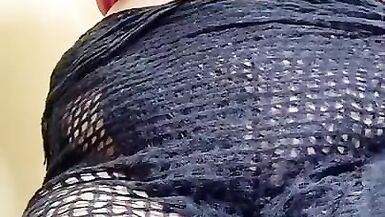 Sexy MILF Indian Bhabi Honey kühlt ihre heißen Brüste ab - 8 image