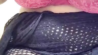 Sexy MILF Indian Bhabi Honey kühlt ihre heißen Brüste ab - 9 image