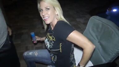 Femme coquine avec deux étrangers en vacances