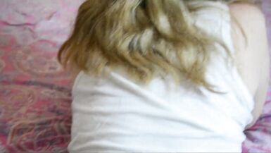 La femme trompe son mari avec son ami