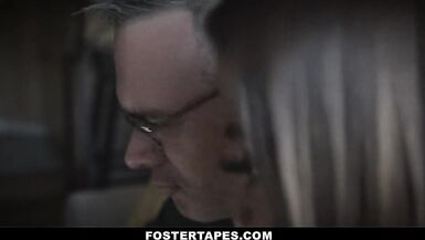 Figlia adottiva a tre con MILF e patrigno - 2 image