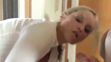 Reife MILF steckt im Fenster fest - 5 image
