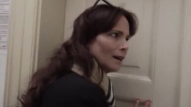 La MILF américaine mature et excitée samuse avec un étranger à Prague.