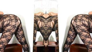 Deux adolescentes posant en lingerie de corps en maille noire Lingerie sexy. 2 - 4 image