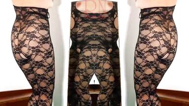 Deux adolescentes posant en lingerie de corps en maille noire Lingerie sexy. 2 - 8 image