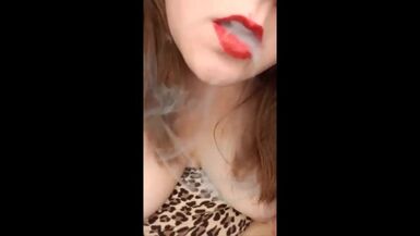 BBW Evelyn Vanderbilt fumant des cigarettes et jouant avec ses seins