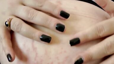 Une brune enceinte frotte sa chatte trempée parce quelle est excitée et veut jouir. - 3 image