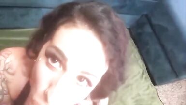 Dövmeli esmer Arabelle kamera önünde her becerildiğinde inliyor - 4 image