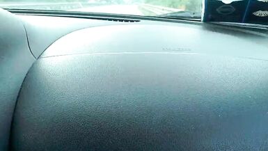 Masturbation dans la voiture en conduisant à Rome - 3 image
