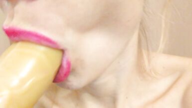 Succhiare il cazzo con il rossetto rosa - 5 image