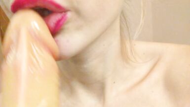 Sucer une bite avec du rouge à lèvres rose